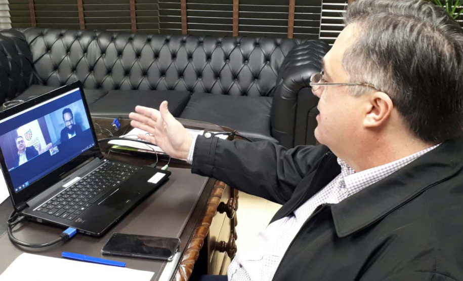 O secretário da Saúde do Paraná, Beto Preto, participou nesta semana de “live” no programa Paraná Afro, exibido na TV Paraná Turismo e reafirmou o monitoramento que está sendo feito diante da pandemia. “Estamos acompanhando as ocorrências da doença entre os negros pelo sistema Notifica Covid-19, que contempla o campo raça/cor; assim traçamos o perfil da população acometida pela Covid e adotamos estratégias direcionadas”, disse o secretário. Foto:SESA