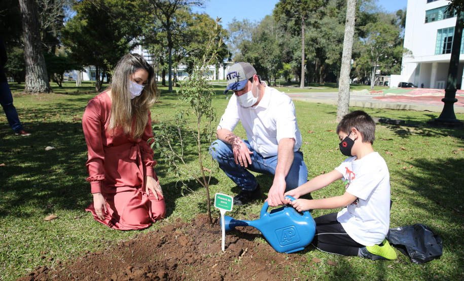 Floresce PR O Governador Carlos Massa Ratinho Junior participa nesta sexta-feira (28), da campanha Floresce Paraná, em comemoração ao Dia Nacional do Voluntariado. A ação é liderada pela primeira-dama do Estado e presidente do Conselho de Ação Solidária, Luciana Saito Massa. Acompanhados do secretário do Desenvolvimento Sustentável e do Turismo, Marcio Nunes. Curitiba, 28/08/2020. Foto: Geraldo Bubniak/AEN