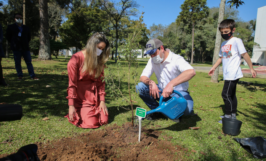 Floresce PR O Governador Carlos Massa Ratinho Junior participa nesta sexta-feira (28), da campanha Floresce Paraná, em comemoração ao Dia Nacional do Voluntariado. A ação é liderada pela primeira-dama do Estado e presidente do Conselho de Ação Solidária, Luciana Saito Massa. Acompanhados do secretário do Desenvolvimento Sustentável e do Turismo, Marcio Nunes. Curitiba, 28/08/2020. Foto: Geraldo Bubniak/AEN