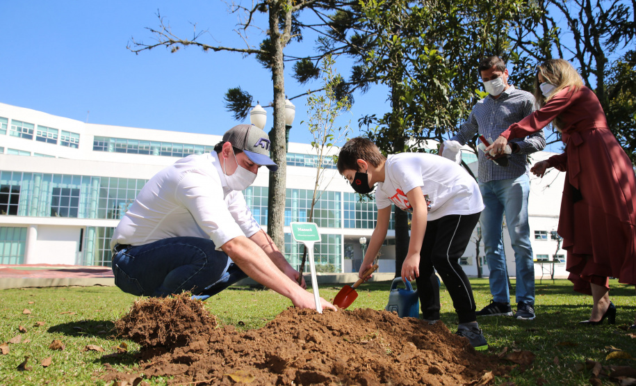 Floresce PR O Governador Carlos Massa Ratinho Junior participa nesta sexta-feira (28), da campanha Floresce Paraná, em comemoração ao Dia Nacional do Voluntariado. A ação é liderada pela primeira-dama do Estado e presidente do Conselho de Ação Solidária, Luciana Saito Massa. Acompanhados do secretário do Desenvolvimento Sustentável e do Turismo, Marcio Nunes. Curitiba, 28/08/2020. Foto: Geraldo Bubniak/AEN