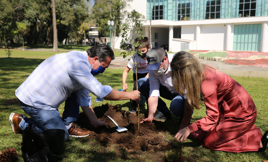 Floresce PR O Governador Carlos Massa Ratinho Junior participa nesta sexta-feira (28), da campanha Floresce Paraná, em comemoração ao Dia Nacional do Voluntariado. A ação é liderada pela primeira-dama do Estado e presidente do Conselho de Ação Solidária, Luciana Saito Massa. Acompanhados do secretário do Desenvolvimento Sustentável e do Turismo, Marcio Nunes. Curitiba, 28/08/2020. Foto: Geraldo Bubniak/AEN