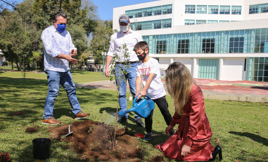 Floresce PR O Governador Carlos Massa Ratinho Junior participa nesta sexta-feira (28), da campanha Floresce Paraná, em comemoração ao Dia Nacional do Voluntariado. A ação é liderada pela primeira-dama do Estado e presidente do Conselho de Ação Solidária, Luciana Saito Massa. Acompanhados do secretário do Desenvolvimento Sustentável e do Turismo, Marcio Nunes. Curitiba, 28/08/2020. Foto: Geraldo Bubniak/AEN