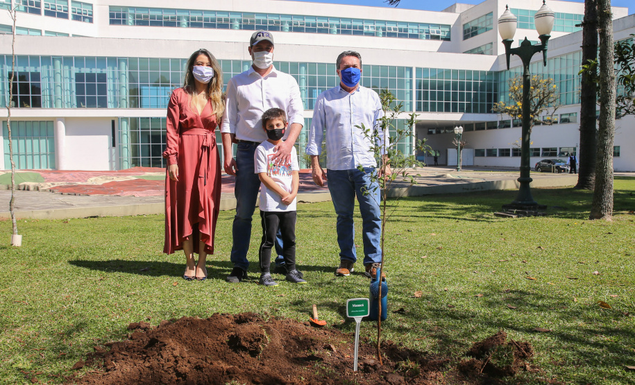 Floresce PR O Governador Carlos Massa Ratinho Junior participa nesta sexta-feira (28), da campanha Floresce Paraná, em comemoração ao Dia Nacional do Voluntariado. A ação é liderada pela primeira-dama do Estado e presidente do Conselho de Ação Solidária, Luciana Saito Massa. Acompanhados do secretário do Desenvolvimento Sustentável e do Turismo, Marcio Nunes. Curitiba, 28/08/2020. Foto: Geraldo Bubniak/AEN