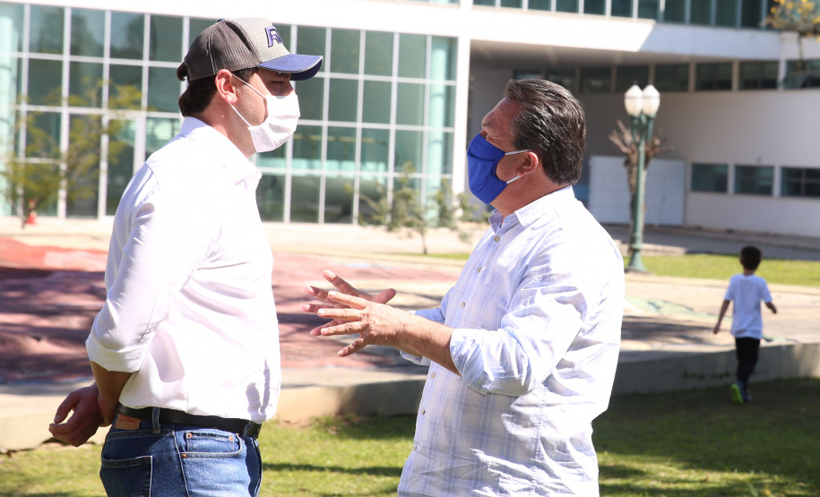 Floresce PR O Governador Carlos Massa Ratinho Junior participa nesta sexta-feira (28), da campanha Floresce Paraná, em comemoração ao Dia Nacional do Voluntariado. A ação é liderada pela primeira-dama do Estado e presidente do Conselho de Ação Solidária, Luciana Saito Massa. Acompanhados do secretário do Desenvolvimento Sustentável e do Turismo, Marcio Nunes. Curitiba, 28/08/2020. Foto: Geraldo Bubniak/AEN