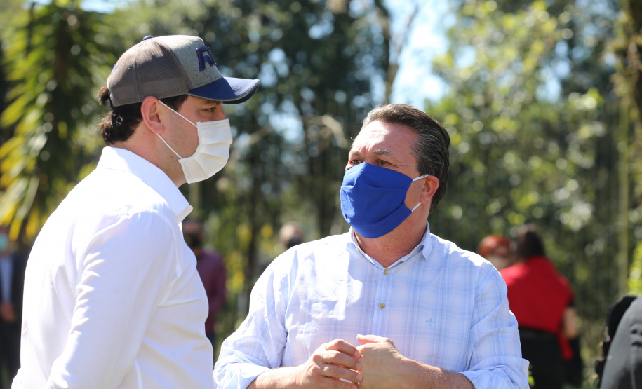 Floresce PR O Governador Carlos Massa Ratinho Junior participa nesta sexta-feira (28), da campanha Floresce Paraná, em comemoração ao Dia Nacional do Voluntariado. A ação é liderada pela primeira-dama do Estado e presidente do Conselho de Ação Solidária, Luciana Saito Massa. Acompanhados do secretário do Desenvolvimento Sustentável e do Turismo, Marcio Nunes. Curitiba, 28/08/2020. Foto: Geraldo Bubniak/AEN