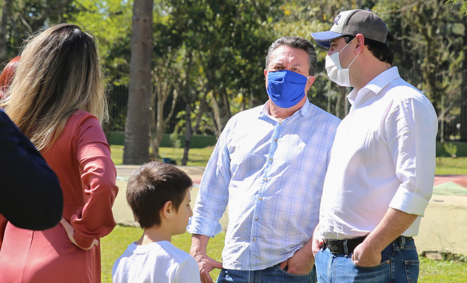 Floresce PR O Governador Carlos Massa Ratinho Junior participa nesta sexta-feira (28), da campanha Floresce Paraná, em comemoração ao Dia Nacional do Voluntariado. A ação é liderada pela primeira-dama do Estado e presidente do Conselho de Ação Solidária, Luciana Saito Massa. Acompanhados do secretário do Desenvolvimento Sustentável e do Turismo, Marcio Nunes. Curitiba, 28/08/2020. Foto: Geraldo Bubniak/AEN