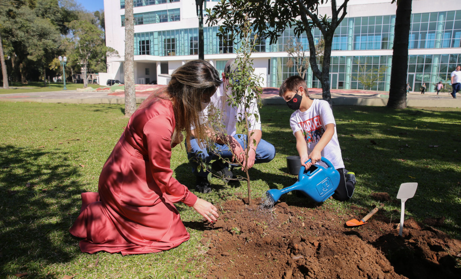 Floresce PR O Governador Carlos Massa Ratinho Junior participa nesta sexta-feira (28), da campanha Floresce Paraná, em comemoração ao Dia Nacional do Voluntariado. A ação é liderada pela primeira-dama do Estado e presidente do Conselho de Ação Solidária, Luciana Saito Massa. Acompanhados do secretário do Desenvolvimento Sustentável e do Turismo, Marcio Nunes. Curitiba, 28/08/2020. Foto: Geraldo Bubniak/AEN