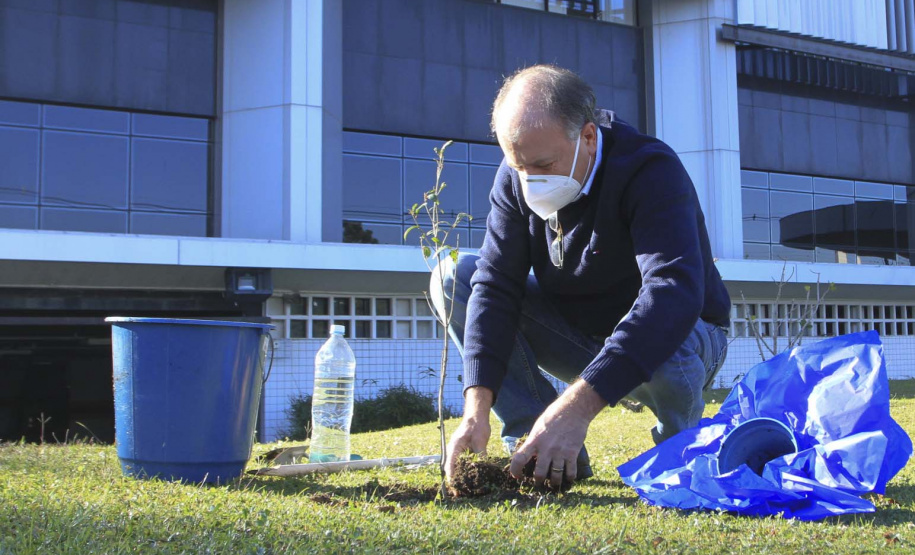O secretário do Desenvolvimento Urbano e de Obras Públicas, João Carlos Ortega, e o superintendente executivo do Serviço Social Autônomo (Paranacidade, vinculado ao órgão), Álvaro José Cabrini Junior, também aderiram Floresce Paraná. “O Dia Nacional do Voluntariado aponta para o incentivo de se fazer parte de projetos voluntários de apoio a pessoas em qualquer situação de necessidade”, comentou Ortega.