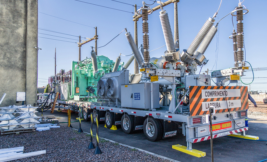 A Copel adquiriu cinco novas subestações móveis para atender a população paranaense. As unidades fazem parte de um programa de modernização do atendimento móvel que vai investir R$ 90 milhões para garantir o fornecimento de energia de forma eficiente e dinâmica. A iniciativa prevê a aquisição de 15 unidades, que serão entregues ao longo dos próximos dois anos.