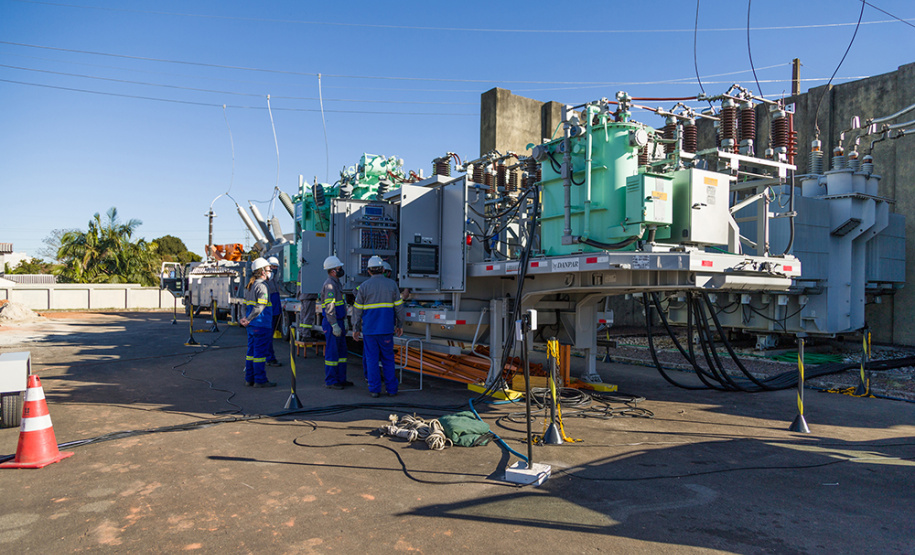 A Copel adquiriu cinco novas subestações móveis para atender a população paranaense. As unidades fazem parte de um programa de modernização do atendimento móvel que vai investir R$ 90 milhões para garantir o fornecimento de energia de forma eficiente e dinâmica. A iniciativa prevê a aquisição de 15 unidades, que serão entregues ao longo dos próximos dois anos.