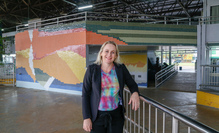 Diretora de projetos de engenharia da prefeitura de Toledo, Stella Fachin conta que a modernização contempla uma área de 2.425 metros quadrados. Inclui pintura, troca de esquadrias metálicas e revestimentos, revisão na parte elétrica, instalação de piso tátil, elevador, cercamento, recapeamento asfáltico, construção de um novo ponto de táxi, reforma dos banheiros, entre outras melhorias.