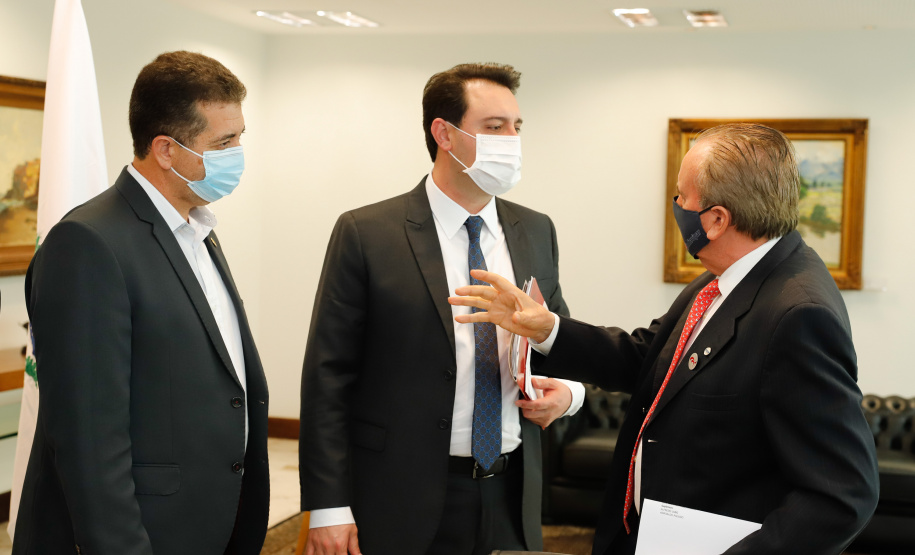 O governador Carlos Massa Ratinho Junior se reuniu nesta terça-feira (1º) com a nova diretoria do Sindicato das Indústrias de Produtos Avícolas do Estado do Paraná (Sindiavipar), eleita na semana passada, e disse que o Estado tem interesse em ampliar a quantidade de granjas nos pequenos municípios para gerar mais empregos e desenvolvimento, além de fortalecer a cadeia com acesso a crédito, nova infraestrutura e energia elétrica sem interrupções