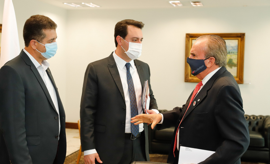 O governador Carlos Massa Ratinho Junior se reuniu nesta terça-feira (1º) com a nova diretoria do Sindicato das Indústrias de Produtos Avícolas do Estado do Paraná (Sindiavipar), eleita na semana passada, e disse que o Estado tem interesse em ampliar a quantidade de granjas nos pequenos municípios para gerar mais empregos e desenvolvimento, além de fortalecer a cadeia com acesso a crédito, nova infraestrutura e energia elétrica sem interrupções