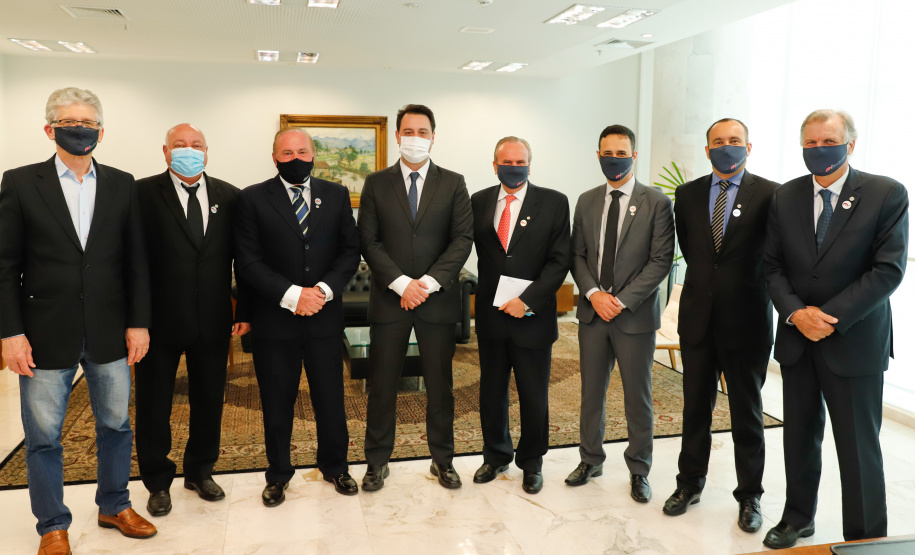 O governador Carlos Massa Ratinho Junior se reuniu nesta terça-feira (1º) com a nova diretoria do Sindicato das Indústrias de Produtos Avícolas do Estado do Paraná (Sindiavipar), eleita na semana passada, e disse que o Estado tem interesse em ampliar a quantidade de granjas nos pequenos municípios para gerar mais empregos e desenvolvimento, além de fortalecer a cadeia com acesso a crédito, nova infraestrutura e energia elétrica sem interrupções