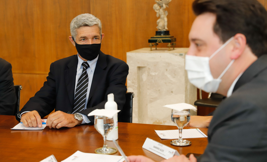 O governador Carlos Massa Ratinho Junior também se reuniu nesta terça-feira (1º) com os generais Carlos José Russo Assumpção Penteado, comandante da 5ª Divisão do Exército, Sérgio Martins, comandante da 5ª Brigada de Cavalaria Blindada de Ponta Grossa, e Joarez Alves Pereira Junior, Vice-Chefe do Departamento de Educação e Cultura do Exército. O encontro serviu para a discussão de diversas possibilidades de parcerias entre o Governo do Estado e o governo federal.