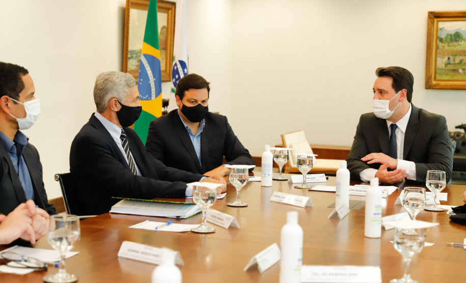 O governador Carlos Massa Ratinho Junior também se reuniu nesta terça-feira (1º) com os generais Carlos José Russo Assumpção Penteado, comandante da 5ª Divisão do Exército, Sérgio Martins, comandante da 5ª Brigada de Cavalaria Blindada de Ponta Grossa, e Joarez Alves Pereira Junior, Vice-Chefe do Departamento de Educação e Cultura do Exército. O encontro serviu para a discussão de diversas possibilidades de parcerias entre o Governo do Estado e o governo federal.