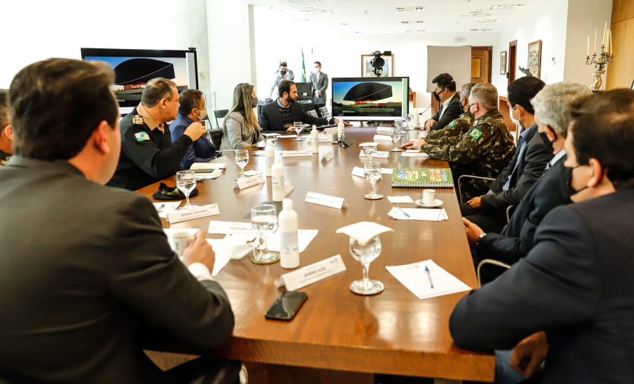 O governador Carlos Massa Ratinho Junior também se reuniu nesta terça-feira (1º) com os generais Carlos José Russo Assumpção Penteado, comandante da 5ª Divisão do Exército, Sérgio Martins, comandante da 5ª Brigada de Cavalaria Blindada de Ponta Grossa, e Joarez Alves Pereira Junior, Vice-Chefe do Departamento de Educação e Cultura do Exército. O encontro serviu para a discussão de diversas possibilidades de parcerias entre o Governo do Estado e o governo federal.