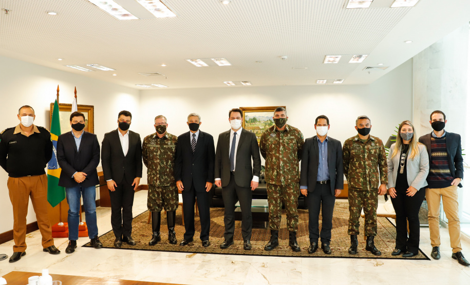 O governador Carlos Massa Ratinho Junior também se reuniu nesta terça-feira (1º) com os generais Carlos José Russo Assumpção Penteado, comandante da 5ª Divisão do Exército, Sérgio Martins, comandante da 5ª Brigada de Cavalaria Blindada de Ponta Grossa, e Joarez Alves Pereira Junior, Vice-Chefe do Departamento de Educação e Cultura do Exército. O encontro serviu para a discussão de diversas possibilidades de parcerias entre o Governo do Estado e o governo federal.