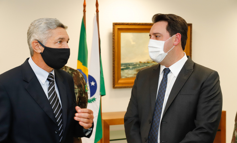 O governador Carlos Massa Ratinho Junior também se reuniu nesta terça-feira (1º) com os generais Carlos José Russo Assumpção Penteado, comandante da 5ª Divisão do Exército, Sérgio Martins, comandante da 5ª Brigada de Cavalaria Blindada de Ponta Grossa, e Joarez Alves Pereira Junior, Vice-Chefe do Departamento de Educação e Cultura do Exército. O encontro serviu para a discussão de diversas possibilidades de parcerias entre o Governo do Estado e o governo federal.
