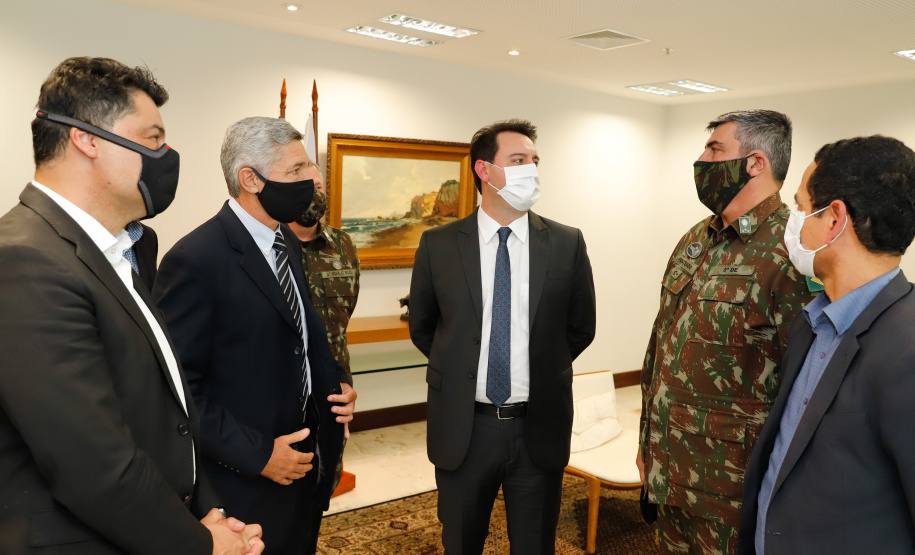 O governador Carlos Massa Ratinho Junior também se reuniu nesta terça-feira (1º) com os generais Carlos José Russo Assumpção Penteado, comandante da 5ª Divisão do Exército, Sérgio Martins, comandante da 5ª Brigada de Cavalaria Blindada de Ponta Grossa, e Joarez Alves Pereira Junior, Vice-Chefe do Departamento de Educação e Cultura do Exército. O encontro serviu para a discussão de diversas possibilidades de parcerias entre o Governo do Estado e o governo federal.