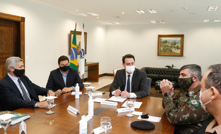 O governador Carlos Massa Ratinho Junior também se reuniu nesta terça-feira (1º) com os generais Carlos José Russo Assumpção Penteado, comandante da 5ª Divisão do Exército, Sérgio Martins, comandante da 5ª Brigada de Cavalaria Blindada de Ponta Grossa, e Joarez Alves Pereira Junior, Vice-Chefe do Departamento de Educação e Cultura do Exército. O encontro serviu para a discussão de diversas possibilidades de parcerias entre o Governo do Estado e o governo federal.