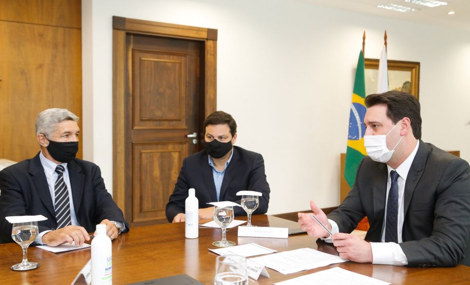 O governador Carlos Massa Ratinho Junior também se reuniu nesta terça-feira (1º) com os generais Carlos José Russo Assumpção Penteado, comandante da 5ª Divisão do Exército, Sérgio Martins, comandante da 5ª Brigada de Cavalaria Blindada de Ponta Grossa, e Joarez Alves Pereira Junior, Vice-Chefe do Departamento de Educação e Cultura do Exército. O encontro serviu para a discussão de diversas possibilidades de parcerias entre o Governo do Estado e o governo federal.