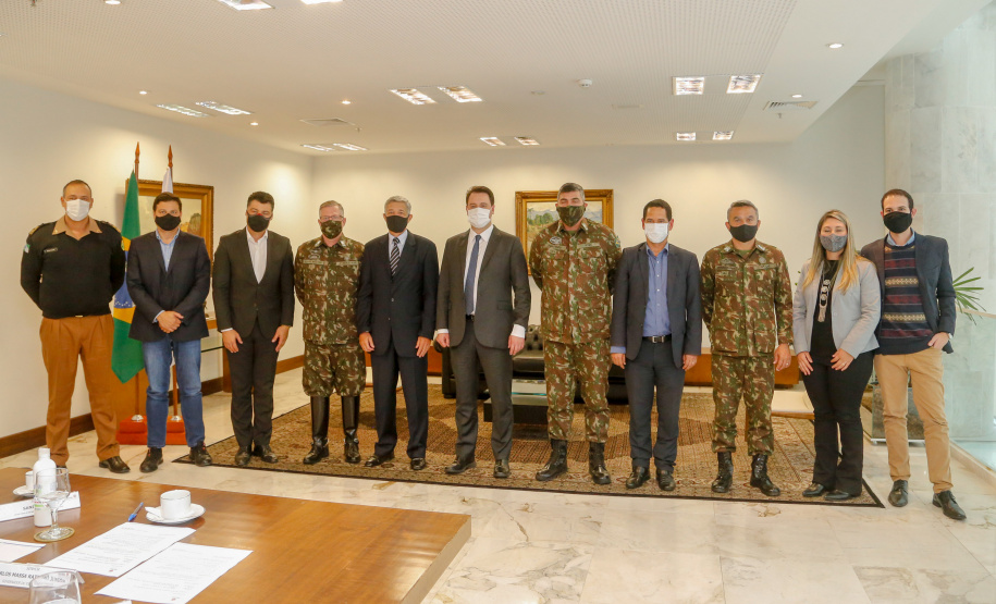 O governador Carlos Massa Ratinho Junior também se reuniu nesta terça-feira (1º) com os generais Carlos José Russo Assumpção Penteado, comandante da 5ª Divisão do Exército, Sérgio Martins, comandante da 5ª Brigada de Cavalaria Blindada de Ponta Grossa, e Joarez Alves Pereira Junior, Vice-Chefe do Departamento de Educação e Cultura do Exército. O encontro serviu para a discussão de diversas possibilidades de parcerias entre o Governo do Estado e o governo federal.
