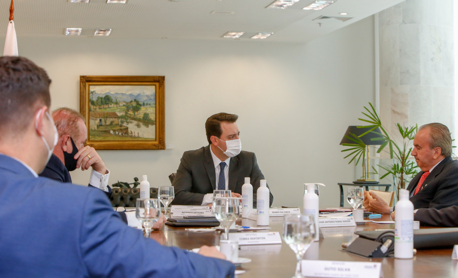 O governador Carlos Massa Ratinho Junior se reuniu nesta terça-feira (1º) com a nova diretoria do Sindicato das Indústrias de Produtos Avícolas do Estado do Paraná (Sindiavipar), eleita na semana passada, e disse que o Estado tem interesse em ampliar a quantidade de granjas nos pequenos municípios para gerar mais empregos e desenvolvimento, além de fortalecer a cadeia com acesso a crédito, nova infraestrutura e energia elétrica sem interrupções