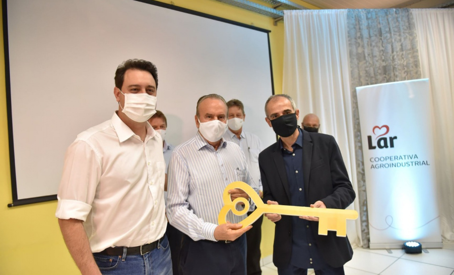 O governador Carlos Massa Ratinho Junior participou nesta quarta-feira (2) da inauguração do novo frigorífico da Lar Cooperativa Agroindustrial em Rolândia, no Norte do Paraná. O complexo industrial terá um abatedouro de aves com capacidade de processamento diário de 175 mil frangos, uma fábrica de rações com capacidade de produzir 19 mil toneladas/mês e uma unidade de recepção e beneficiamento de grãos com capacidade de 16,8 mil toneladas.
Foto:Assessoria de Imprensa/LAR