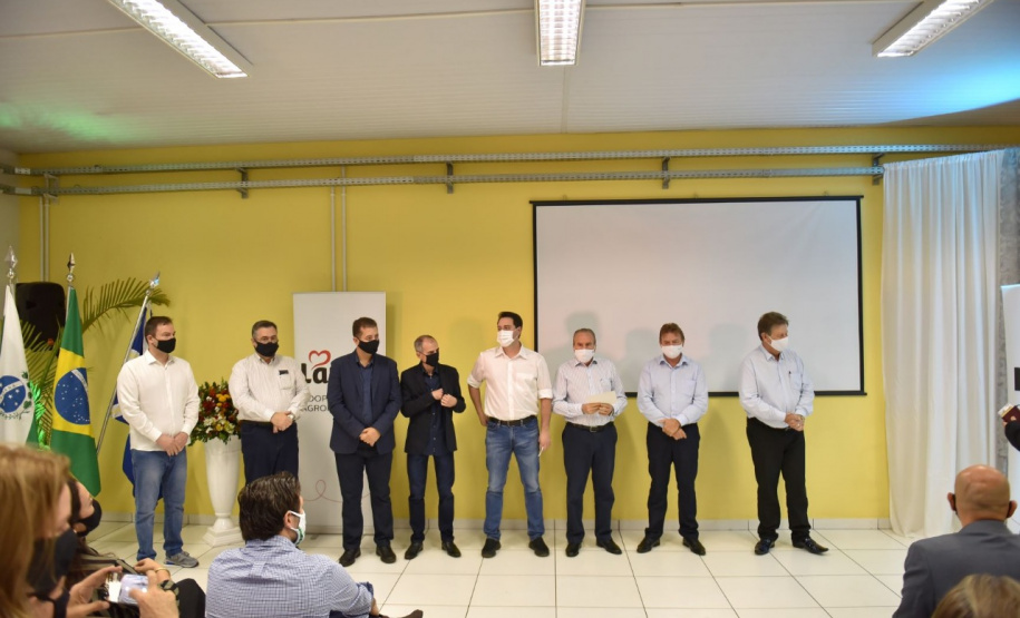 O governador Carlos Massa Ratinho Junior participou nesta quarta-feira (2) da inauguração do novo frigorífico da Lar Cooperativa Agroindustrial em Rolândia, no Norte do Paraná. O complexo industrial terá um abatedouro de aves com capacidade de processamento diário de 175 mil frangos, uma fábrica de rações com capacidade de produzir 19 mil toneladas/mês e uma unidade de recepção e beneficiamento de grãos com capacidade de 16,8 mil toneladas.
Foto:Assessoria de Imprensa/LAR