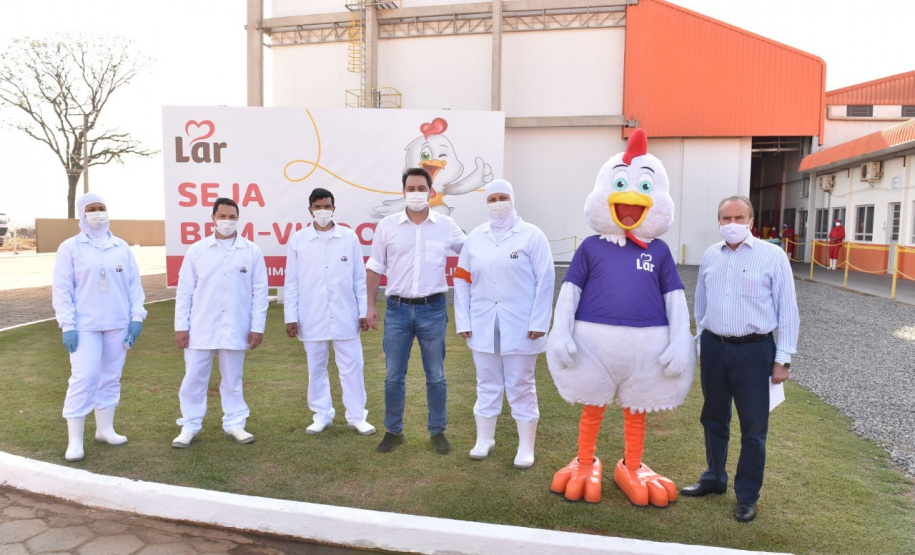 O governador Carlos Massa Ratinho Junior participou nesta quarta-feira (2) da inauguração do novo frigorífico da Lar Cooperativa Agroindustrial em Rolândia, no Norte do Paraná. O complexo industrial terá um abatedouro de aves com capacidade de processamento diário de 175 mil frangos, uma fábrica de rações com capacidade de produzir 19 mil toneladas/mês e uma unidade de recepção e beneficiamento de grãos com capacidade de 16,8 mil toneladas.
Foto:Assessoria de Imprensa/LAR