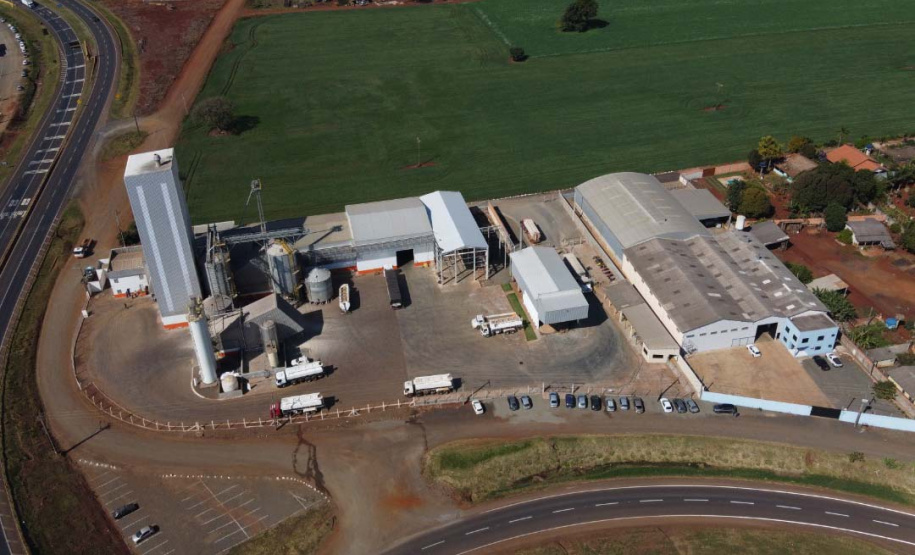 O governador Carlos Massa Ratinho Junior participou nesta quarta-feira (2) da inauguração do novo frigorífico da Lar Cooperativa Agroindustrial em Rolândia, no Norte do Paraná. O complexo industrial terá um abatedouro de aves com capacidade de processamento diário de 175 mil frangos, uma fábrica de rações com capacidade de produzir 19 mil toneladas/mês e uma unidade de recepção e beneficiamento de grãos com capacidade de 16,8 mil toneladas.
Foto:Assessoria de Imprensa/LAR