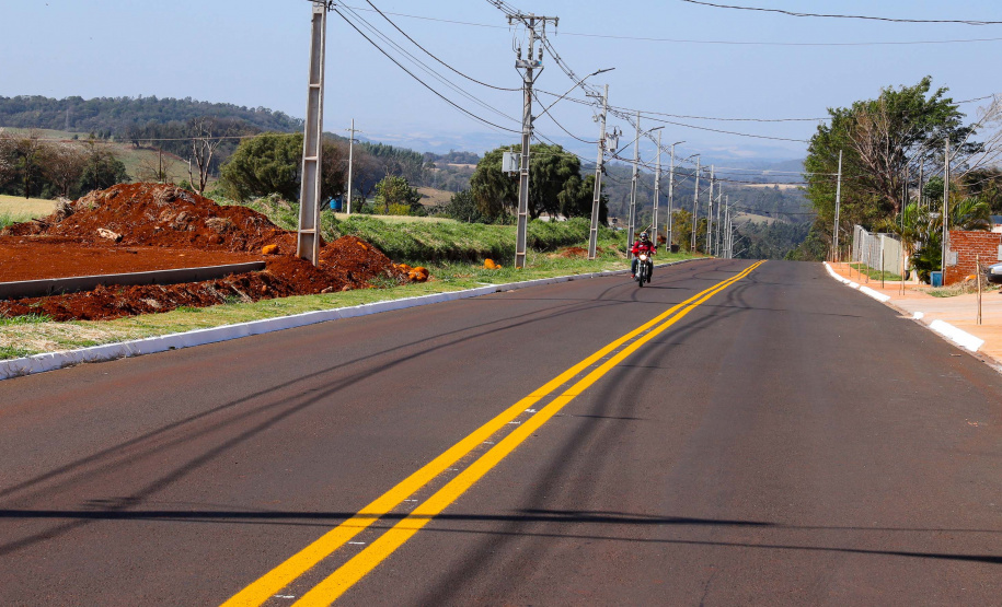 O governador Carlos Massa Ratinho Junior vistoriou também nesta quarta-feira (02) a obra estruturante da Rua Cristiano Kussmaul, na região sul de Apucarana. A reconstrução de um trecho de 2,3 quilômetros, que está alinhada com a duplicação do Contorno Sul do município, será finalizada em setembro.