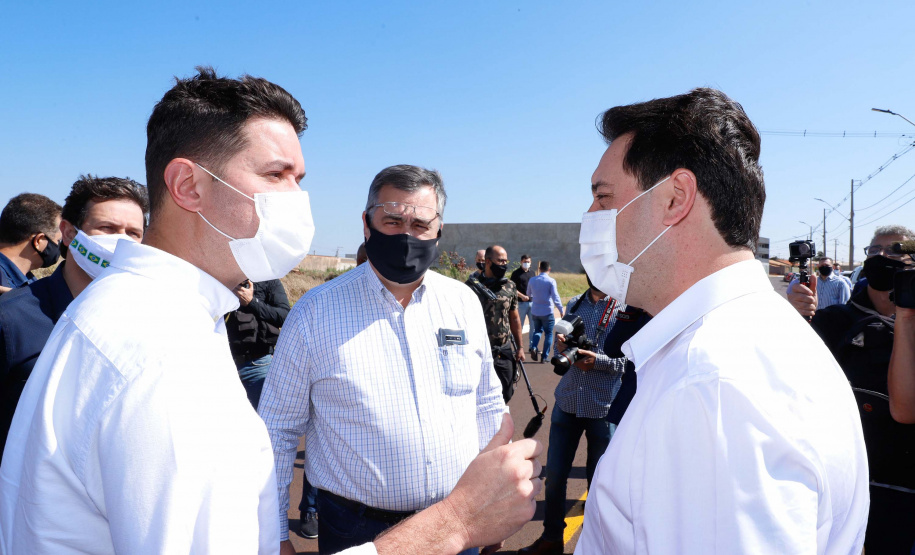 O governador Carlos Massa Ratinho Junior vistoriou também nesta quarta-feira (02) a obra estruturante da Rua Cristiano Kussmaul, na região sul de Apucarana. A reconstrução de um trecho de 2,3 quilômetros, que está alinhada com a duplicação do Contorno Sul do município, será finalizada em setembro.