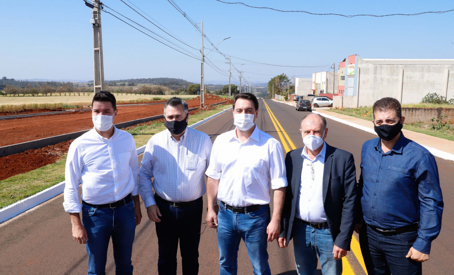 O governador Carlos Massa Ratinho Junior vistoriou também nesta quarta-feira (02) a obra estruturante da Rua Cristiano Kussmaul, na região sul de Apucarana. A reconstrução de um trecho de 2,3 quilômetros, que está alinhada com a duplicação do Contorno Sul do município, será finalizada em setembro.
