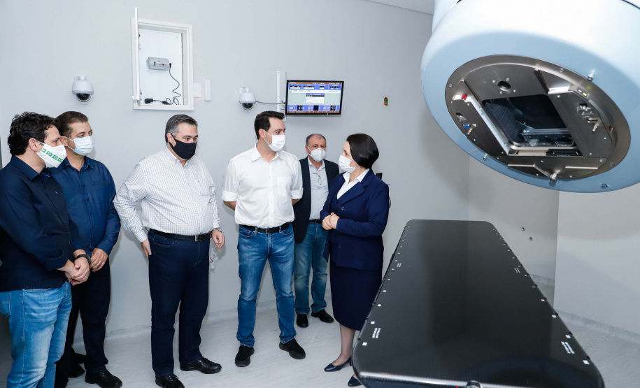 O Governo do Estado vai investir R$ 16,2 milhões na reforma e ampliação do Hospital da Providência, em Apucarana, no Vale do Ivaí. A ordem de serviço foi assinada nesta quarta-feira (02) pelo governador Carlos Massa Ratinho Junior em cerimônia na sede do complexo médico. A contrapartida do hospital é de R$ 853 mil. O prazo para a conclusão da obra é de 18 meses.