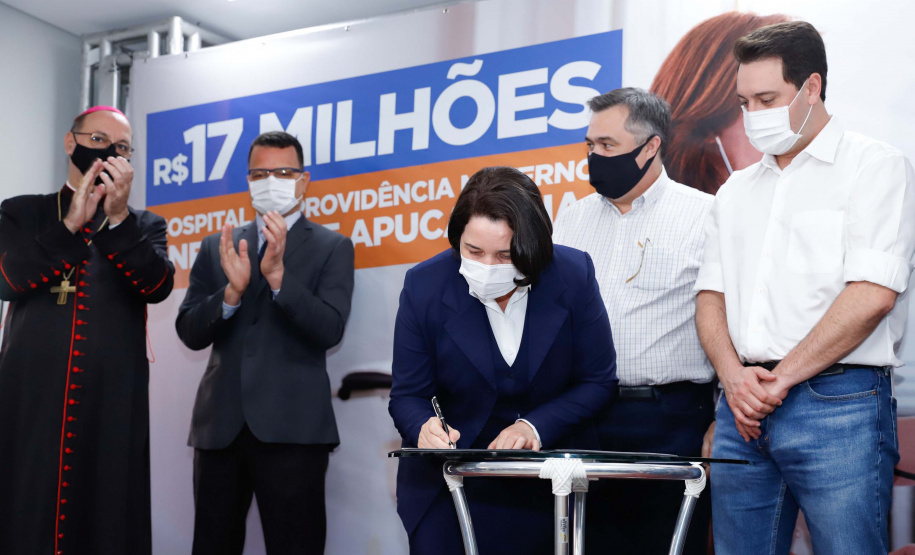O Governo do Estado vai investir R$ 16,2 milhões na reforma e ampliação do Hospital da Providência, em Apucarana, no Vale do Ivaí. A ordem de serviço foi assinada nesta quarta-feira (02) pelo governador Carlos Massa Ratinho Junior em cerimônia na sede do complexo médico. A contrapartida do hospital é de R$ 853 mil. O prazo para a conclusão da obra é de 18 meses.