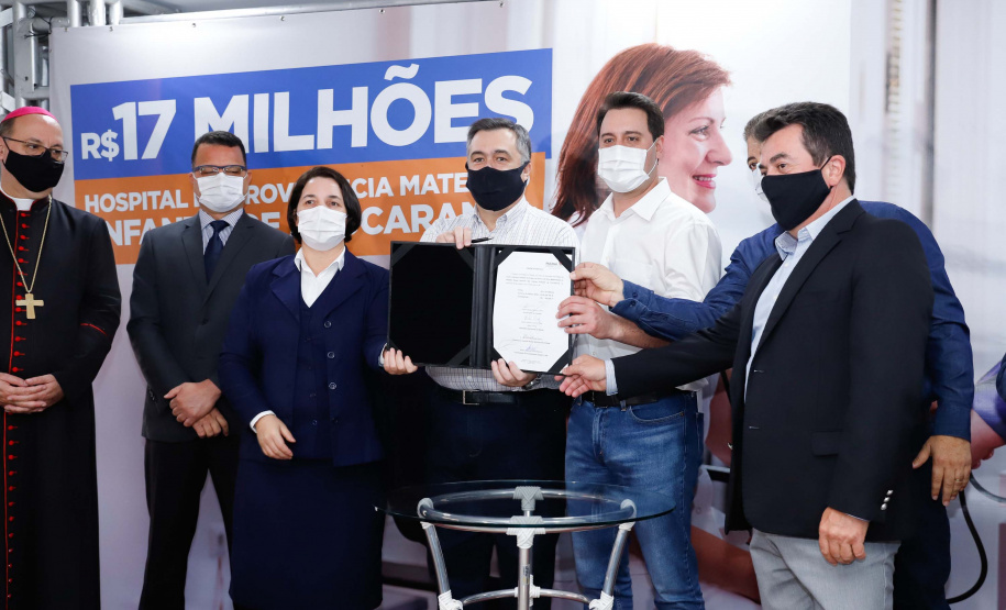 O Governo do Estado vai investir R$ 16,2 milhões na reforma e ampliação do Hospital da Providência, em Apucarana, no Vale do Ivaí. A ordem de serviço foi assinada nesta quarta-feira (02) pelo governador Carlos Massa Ratinho Junior em cerimônia na sede do complexo médico. A contrapartida do hospital é de R$ 853 mil. O prazo para a conclusão da obra é de 18 meses.