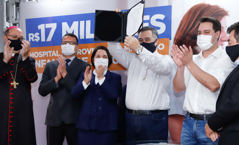O Governo do Estado vai investir R$ 16,2 milhões na reforma e ampliação do Hospital da Providência, em Apucarana, no Vale do Ivaí. A ordem de serviço foi assinada nesta quarta-feira (02) pelo governador Carlos Massa Ratinho Junior em cerimônia na sede do complexo médico. A contrapartida do hospital é de R$ 853 mil. O prazo para a conclusão da obra é de 18 meses.