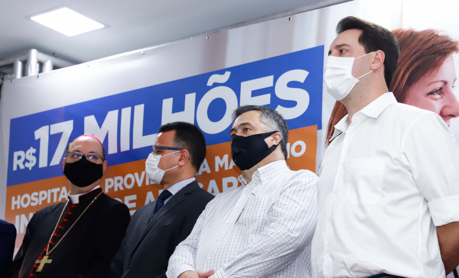 O Governo do Estado vai investir R$ 16,2 milhões na reforma e ampliação do Hospital da Providência, em Apucarana, no Vale do Ivaí. A ordem de serviço foi assinada nesta quarta-feira (02) pelo governador Carlos Massa Ratinho Junior em cerimônia na sede do complexo médico. A contrapartida do hospital é de R$ 853 mil. O prazo para a conclusão da obra é de 18 meses.