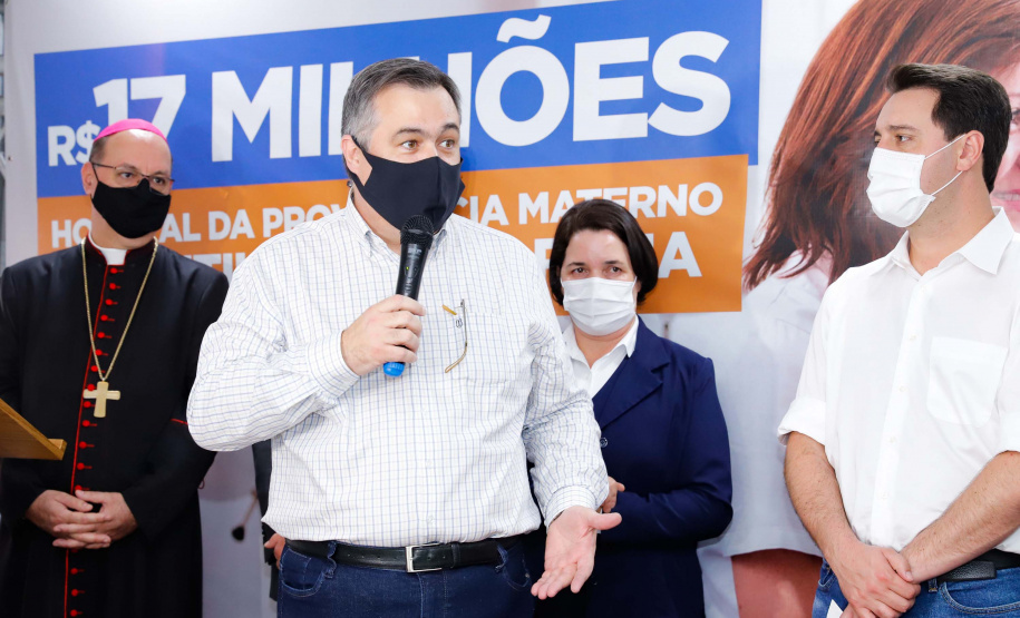 O Governo do Estado vai investir R$ 16,2 milhões na reforma e ampliação do Hospital da Providência, em Apucarana, no Vale do Ivaí. A ordem de serviço foi assinada nesta quarta-feira (02) pelo governador Carlos Massa Ratinho Junior em cerimônia na sede do complexo médico. A contrapartida do hospital é de R$ 853 mil. O prazo para a conclusão da obra é de 18 meses.