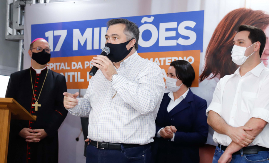 O Governo do Estado vai investir R$ 16,2 milhões na reforma e ampliação do Hospital da Providência, em Apucarana, no Vale do Ivaí. A ordem de serviço foi assinada nesta quarta-feira (02) pelo governador Carlos Massa Ratinho Junior em cerimônia na sede do complexo médico. A contrapartida do hospital é de R$ 853 mil. O prazo para a conclusão da obra é de 18 meses.