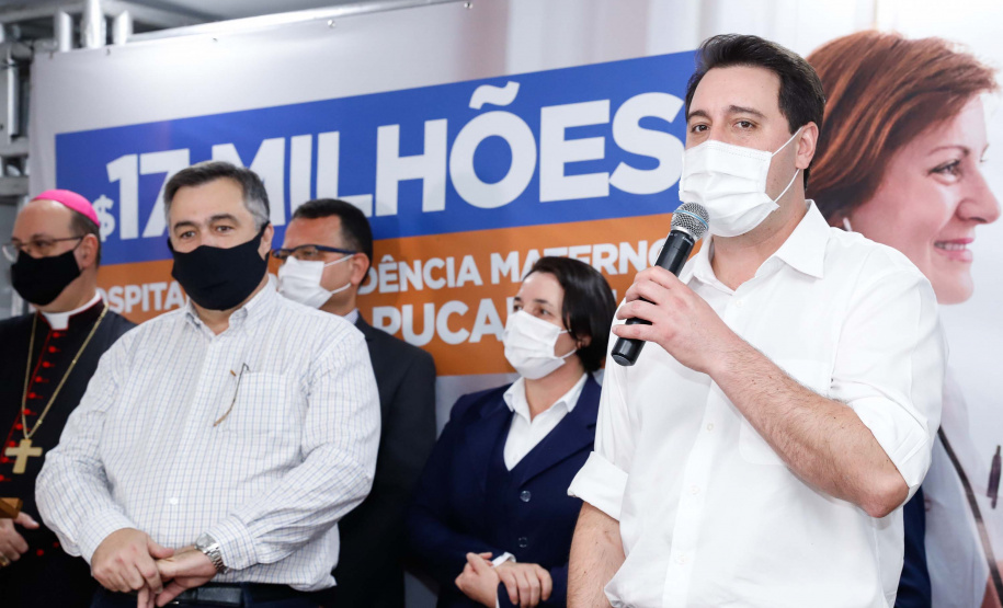 O Governo do Estado vai investir R$ 16,2 milhões na reforma e ampliação do Hospital da Providência, em Apucarana, no Vale do Ivaí. A ordem de serviço foi assinada nesta quarta-feira (02) pelo governador Carlos Massa Ratinho Junior em cerimônia na sede do complexo médico. A contrapartida do hospital é de R$ 853 mil. O prazo para a conclusão da obra é de 18 meses.