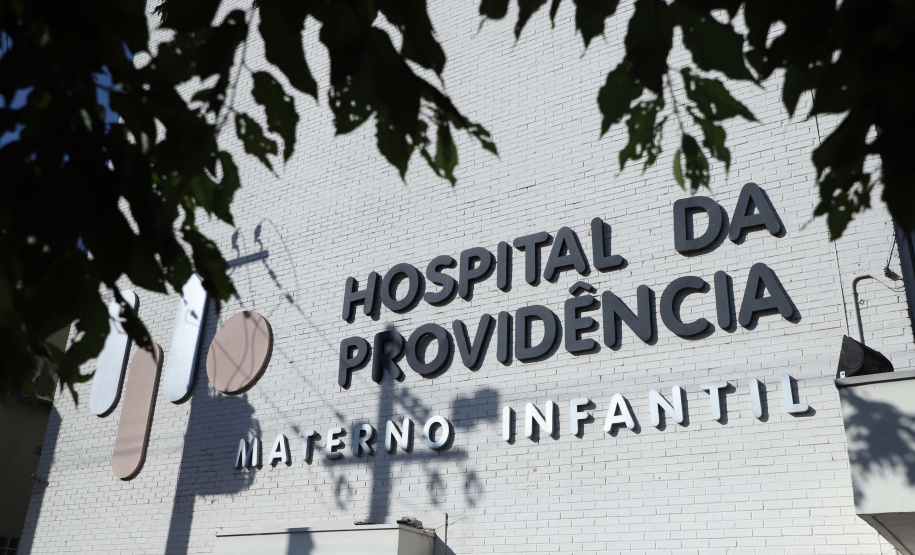 O Governo do Estado vai investir R$ 16,2 milhões na reforma e ampliação do Hospital da Providência, em Apucarana, no Vale do Ivaí. A ordem de serviço foi assinada nesta quarta-feira (02) pelo governador Carlos Massa Ratinho Junior em cerimônia na sede do complexo médico. A contrapartida do hospital é de R$ 853 mil. O prazo para a conclusão da obra é de 18 meses.