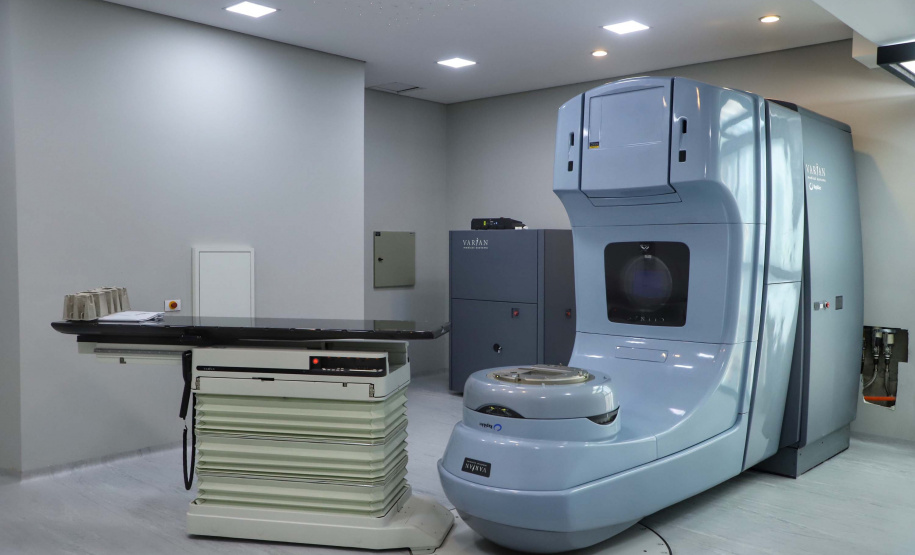 O Governo do Estado vai investir R$ 16,2 milhões na reforma e ampliação do Hospital da Providência, em Apucarana, no Vale do Ivaí. A ordem de serviço foi assinada nesta quarta-feira (02) pelo governador Carlos Massa Ratinho Junior em cerimônia na sede do complexo médico. A contrapartida do hospital é de R$ 853 mil. O prazo para a conclusão da obra é de 18 meses.