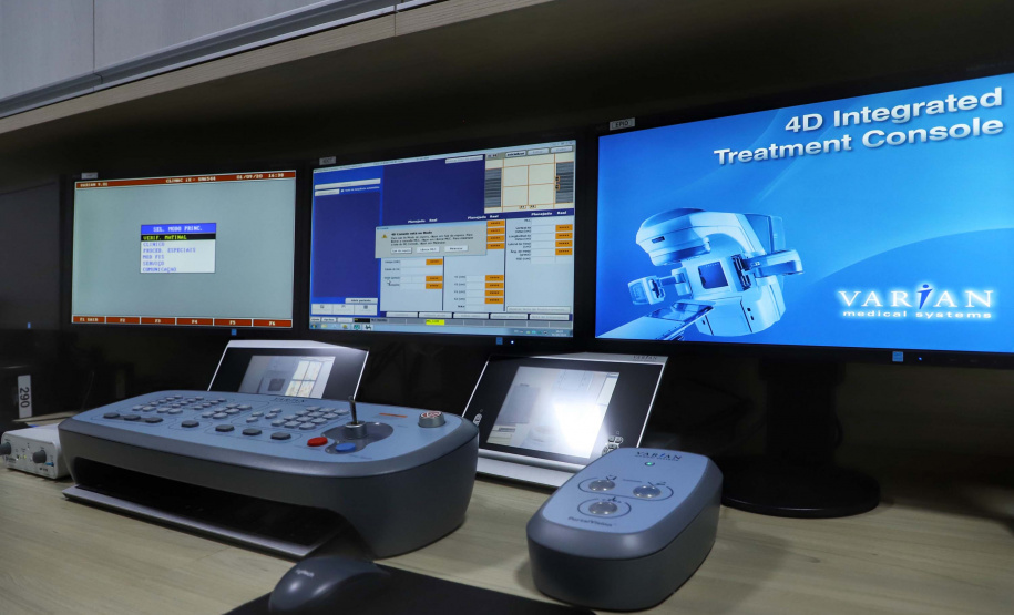 O Governo do Estado vai investir R$ 16,2 milhões na reforma e ampliação do Hospital da Providência, em Apucarana, no Vale do Ivaí. A ordem de serviço foi assinada nesta quarta-feira (02) pelo governador Carlos Massa Ratinho Junior em cerimônia na sede do complexo médico. A contrapartida do hospital é de R$ 853 mil. O prazo para a conclusão da obra é de 18 meses.