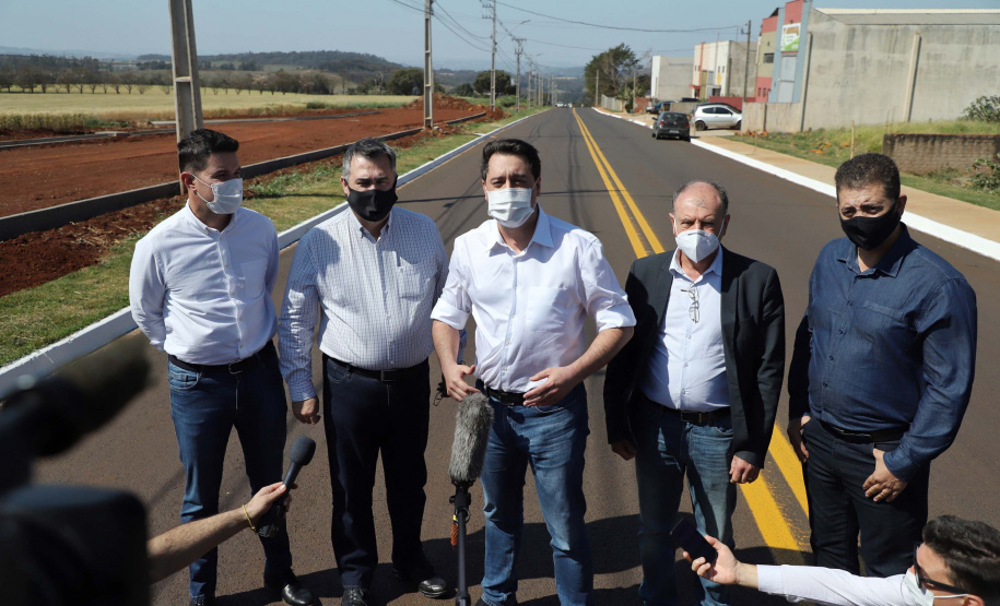 O governador Carlos Massa Ratinho Junior vistoriou também nesta quarta-feira (02) a obra estruturante da Rua Cristiano Kussmaul, na região sul de Apucarana. A reconstrução de um trecho de 2,3 quilômetros, que está alinhada com a duplicação do Contorno Sul do município, será finalizada em setembro.