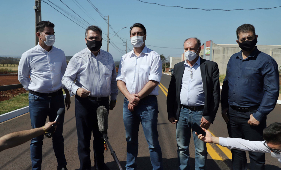O governador Carlos Massa Ratinho Junior vistoriou também nesta quarta-feira (02) a obra estruturante da Rua Cristiano Kussmaul, na região sul de Apucarana. A reconstrução de um trecho de 2,3 quilômetros, que está alinhada com a duplicação do Contorno Sul do município, será finalizada em setembro.
