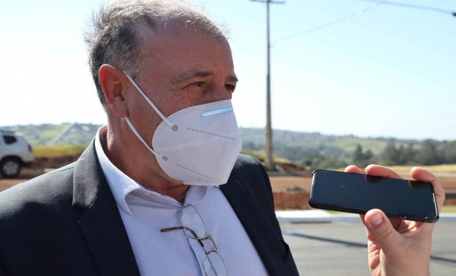 O governador Carlos Massa Ratinho Junior vistoriou também nesta quarta-feira (02) a obra estruturante da Rua Cristiano Kussmaul, na região sul de Apucarana. A reconstrução de um trecho de 2,3 quilômetros, que está alinhada com a duplicação do Contorno Sul do município, será finalizada em setembro.