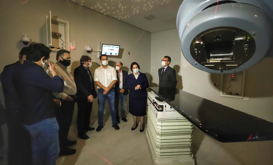 O Governo do Estado vai investir R$ 16,2 milhões na reforma e ampliação do Hospital da Providência, em Apucarana, no Vale do Ivaí. A ordem de serviço foi assinada nesta quarta-feira (02) pelo governador Carlos Massa Ratinho Junior em cerimônia na sede do complexo médico. A contrapartida do hospital é de R$ 853 mil. O prazo para a conclusão da obra é de 18 meses.